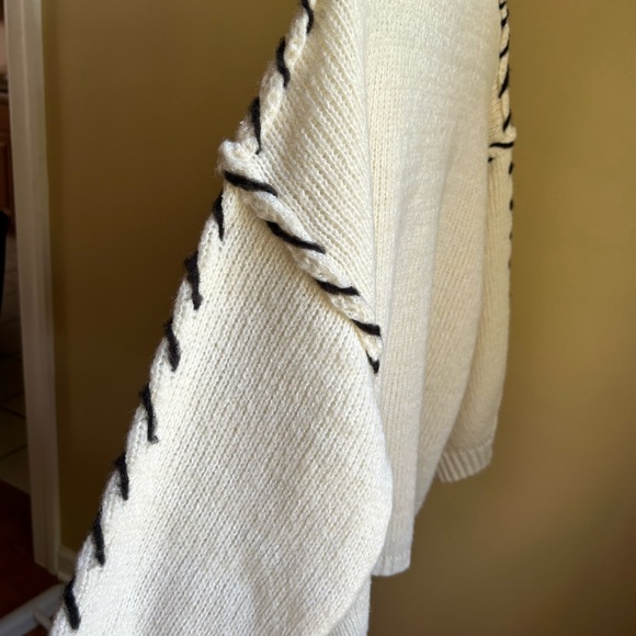 White and black sweater - Picture 3 of 3